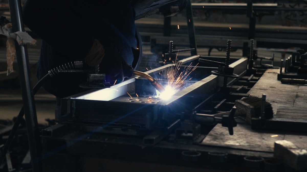 Atölyede metal parça üzerinde çalışan operatör